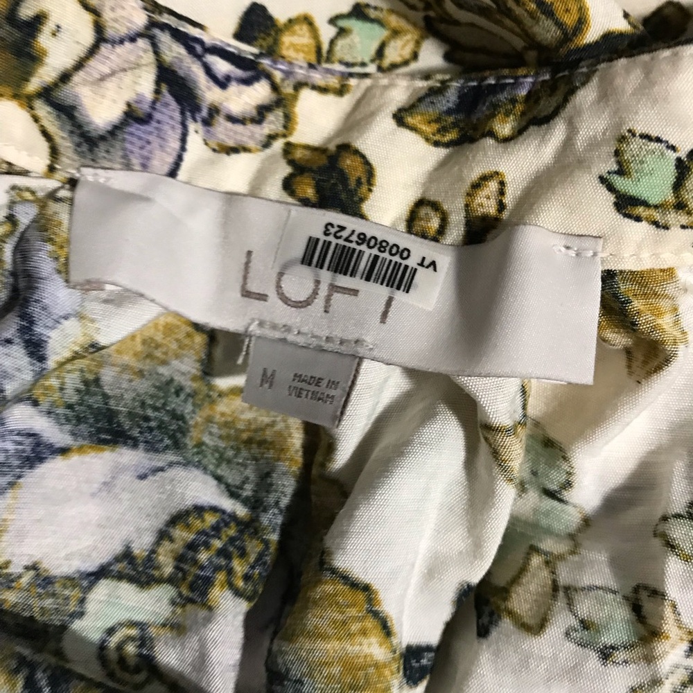Loft Floral in Cream with Green & Lavender Accents Blouse Top M - Picture 6 of 7